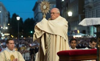 El Papa: el Señor sale a nuestro encuentro en la fragilidad amorosa de la Eucaristía