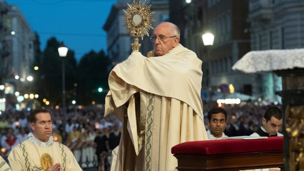 El Papa: el Señor sale a nuestro encuentro en la fragilidad amorosa de la Eucaristía