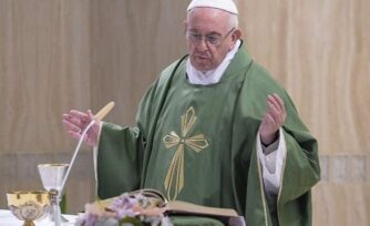 Papa Francisco: Si tienes enemigos que te intentan destruir ¡ámalos!