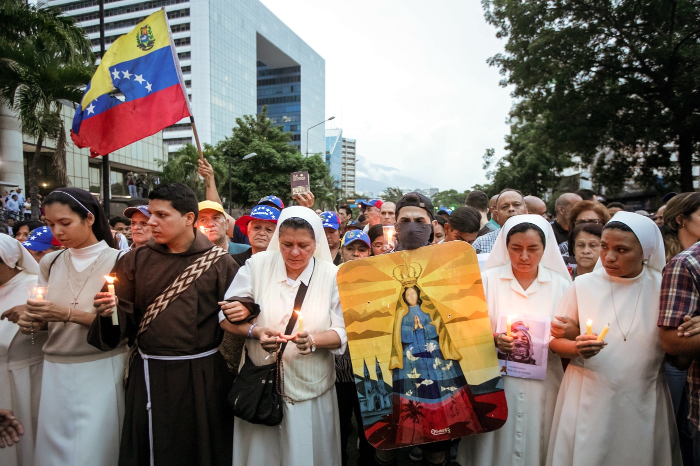 México se une al rezo del Santo Rosario por la paz en Venezuela