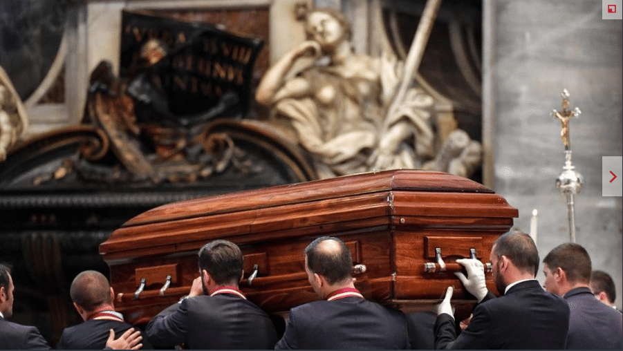 El Papa preside el rito final de los funerales del Cardenal Tauran