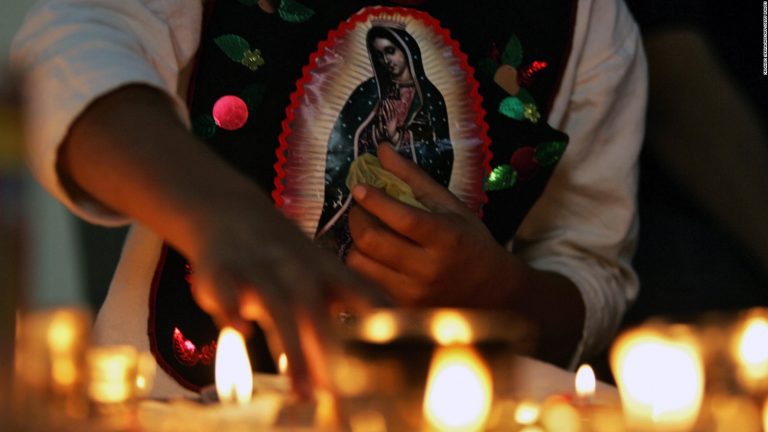 Devoto de la Virgen de Guadalupe.