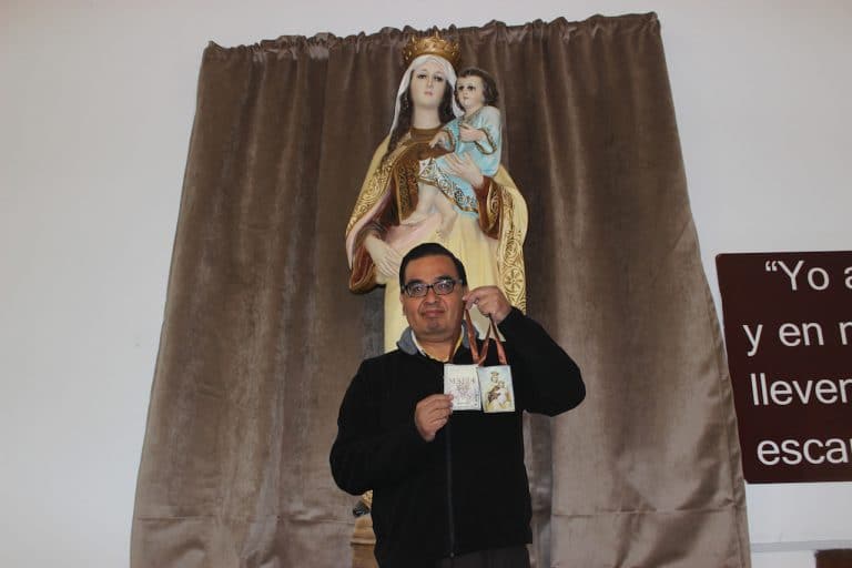 El padre Pablo Martínez García frente a una imagen de la Virgen del Carmen.