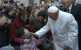 Visita sorpresa del Papa a una anciana de Roma