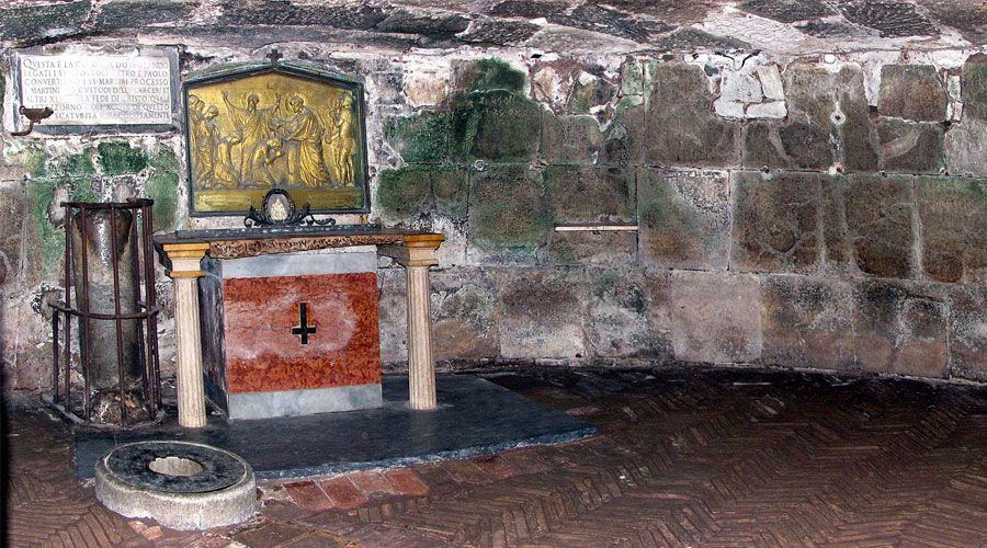 Se derrumba el techo de una importante iglesia del centro histórico de Roma