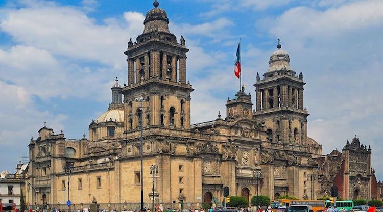 Presidente de México se compromete a restaurar la Catedral Metropolitana