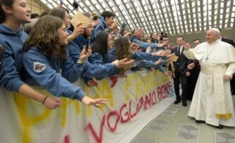 Miles de jóvenes de Italia peregrinan a Roma para ver al Papa