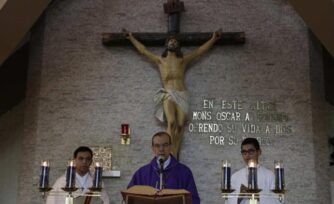 Rumbo a la canonización el pueblo en peregrinación