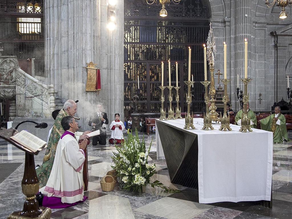 El Card. Aguiar Retes preside adoración Eucarística y pide por el Papa Francisco en la Catedral de México