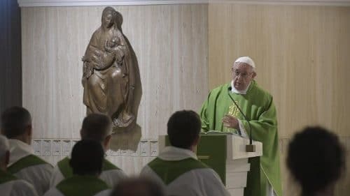 El Papa en Santa Marta: la novedad del Evangelio no admite una doble vida