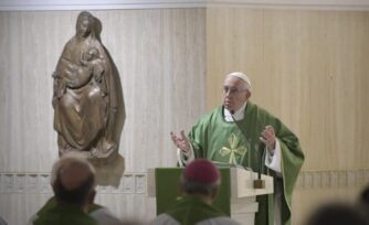 El Papa en Santa Marta: atención a los cristianos rígidos y perfectos