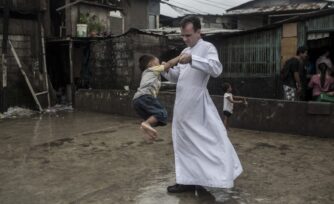 El sacerdote que lleva fe a los basureros de Manila