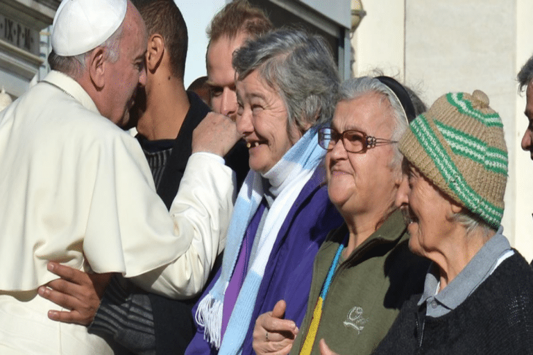 El Papa Francisco saluda a un grupo de personas sin hogar. Foto: Vatican Media.