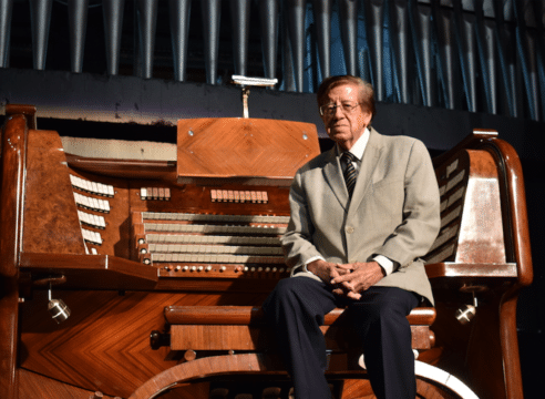 Víctor Urbán, el organista que quiere rescatar la música sacra