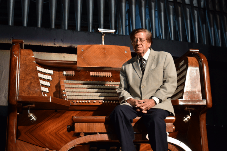 Víctor Urbán es el organista titular del Órgano Monumental del Auditorio Nacional. Foto: Ricardo Sánchez