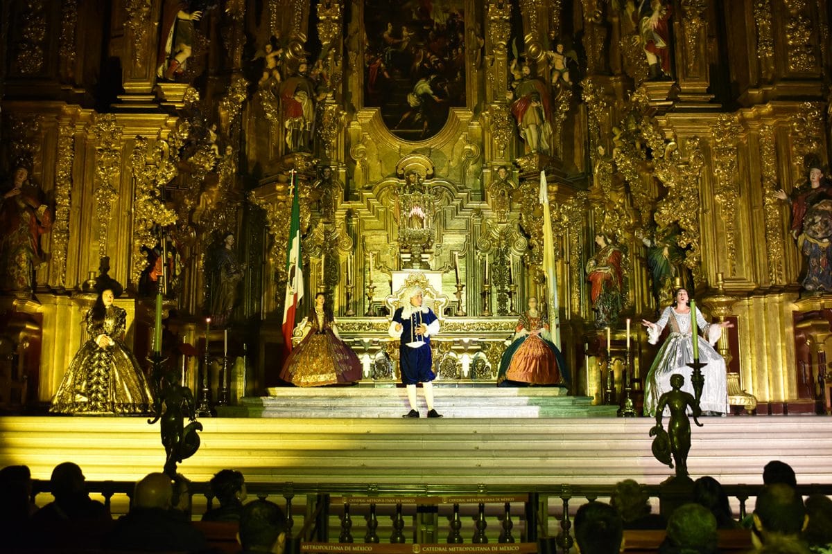 La Catedral de México cuenta sus secretos por la noche