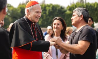 El Cardenal Aguiar da la bienvenida a peregrinos en Basílica