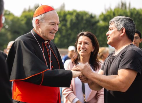 El Cardenal Aguiar da la bienvenida a peregrinos en Basílica