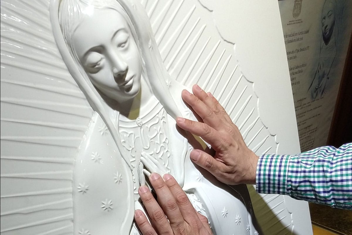 Una imagen de la Virgen en la Basílica para ciegos