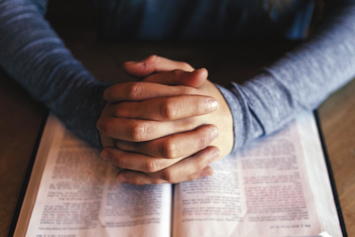Por qué orar te ayuda a cumplir tus propósitos de Año Nuevo