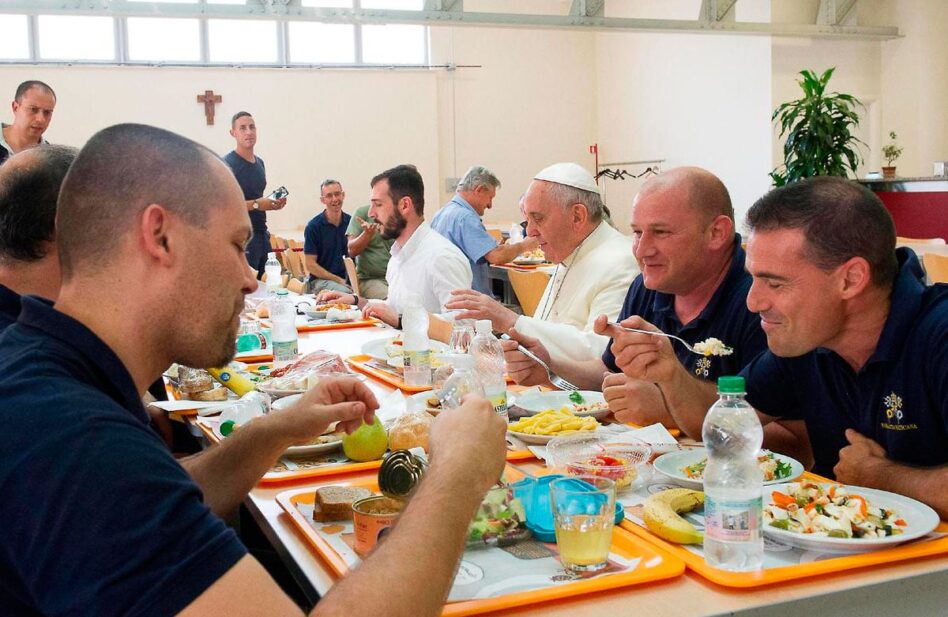 El Papa Francisco invita a personas pobres a una comida de Navidad