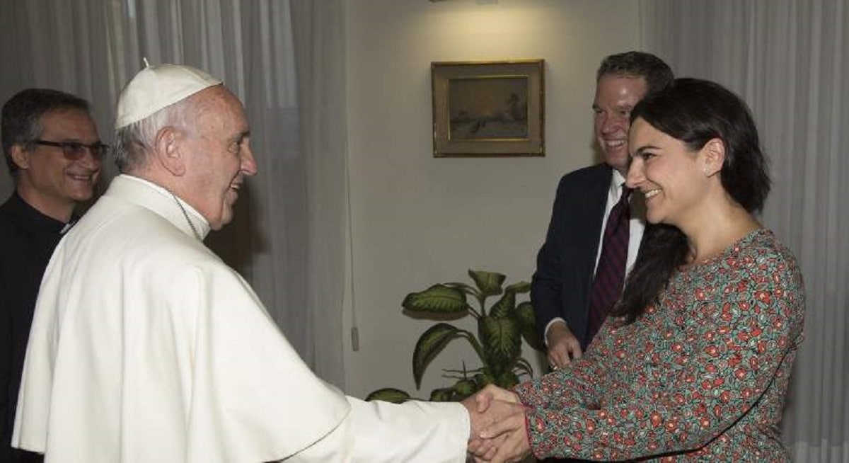 Papa nombra a encargado interino de prensa tras renuncia de portavoces