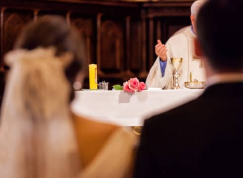 ¿Un sacerdote puede renunciar y casarse?