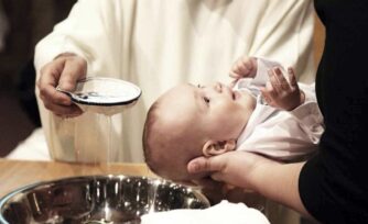 ¿Es cierto que el Vaticano invalidará millones de bautismos en el mundo?
