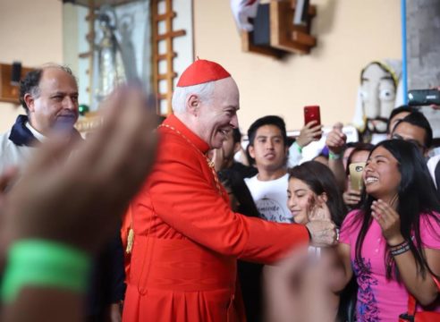 El Cardenal Carlos Aguiar se reúne con jóvenes previo a la JMJ