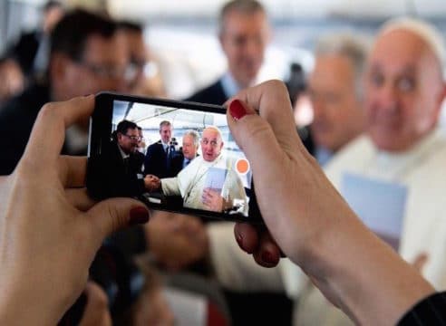 Las redes sociales pueden crear ermitaños: Papa Francisco