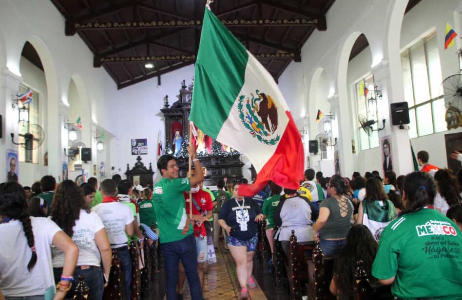 Jóvenes mexicanos sostienen un encuentro en Panamá