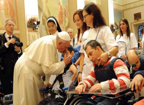 “No a la eutanasia ni al suicidio asistido”: Papa Francisco a los médicos