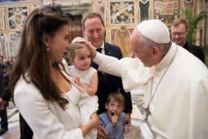 El Papa Francisco aseguró que la transmisión de la fe debe empezar desde casa.