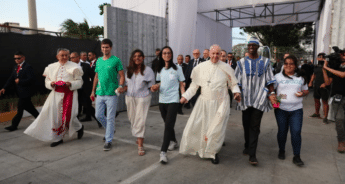El Papa Francisco camina con jóvenes representantes de los 5 continentes.