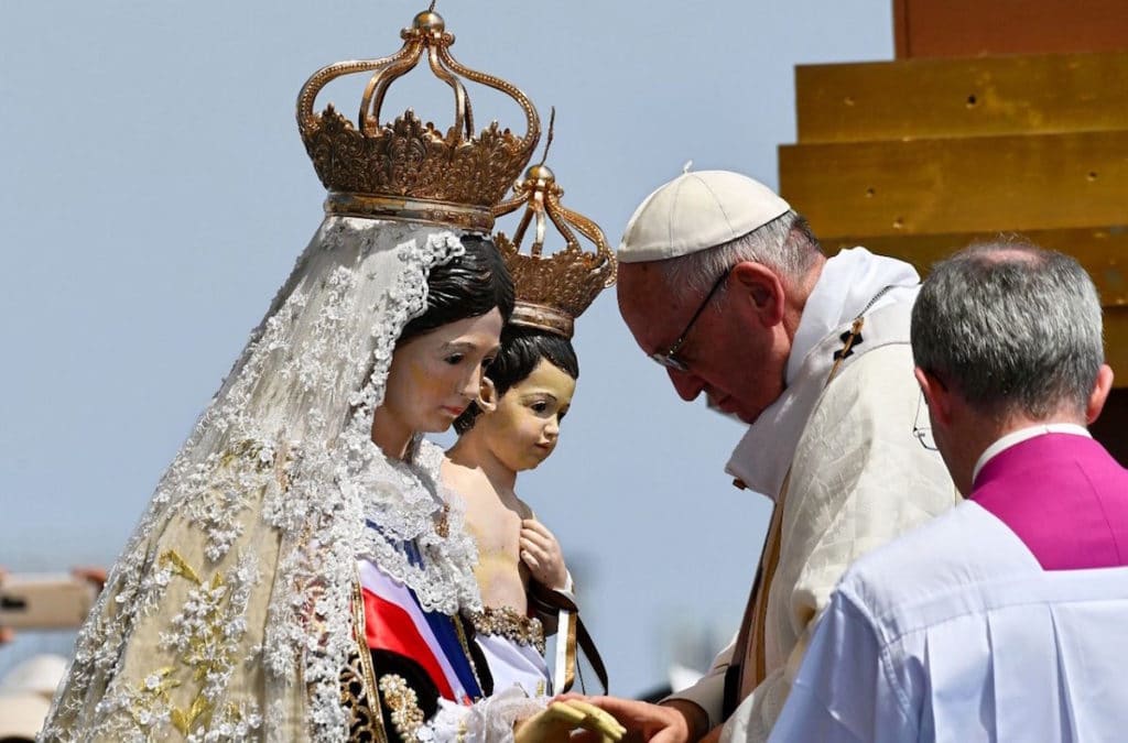 El Papa Francisco ora frente a una imagen de la Virgen del Carmen de la Tirana durante su visita a Chile. Foto: Vatican Media