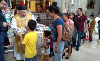 Los Reyes Magos llegaron a la Misa de mediodía en Catedral