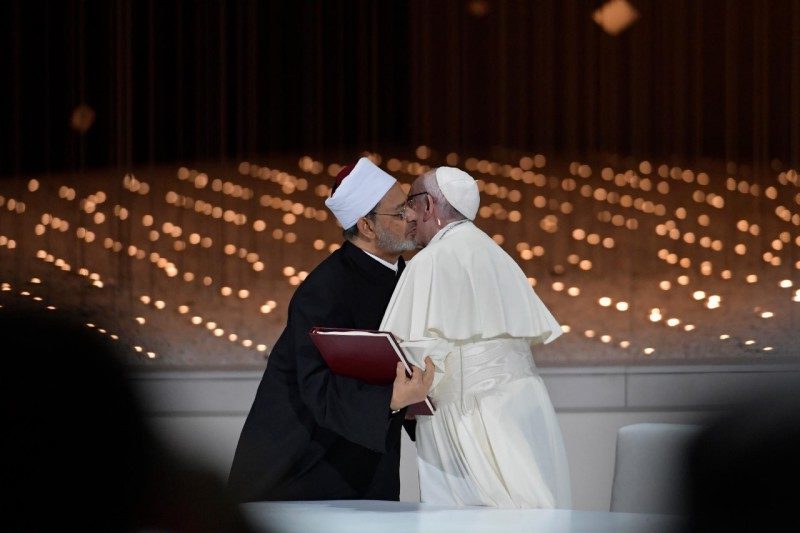 El papa Francisco y Ahmed el-Tayeb, intercambian una declaración conjunta sobre la "fraternidad humana".