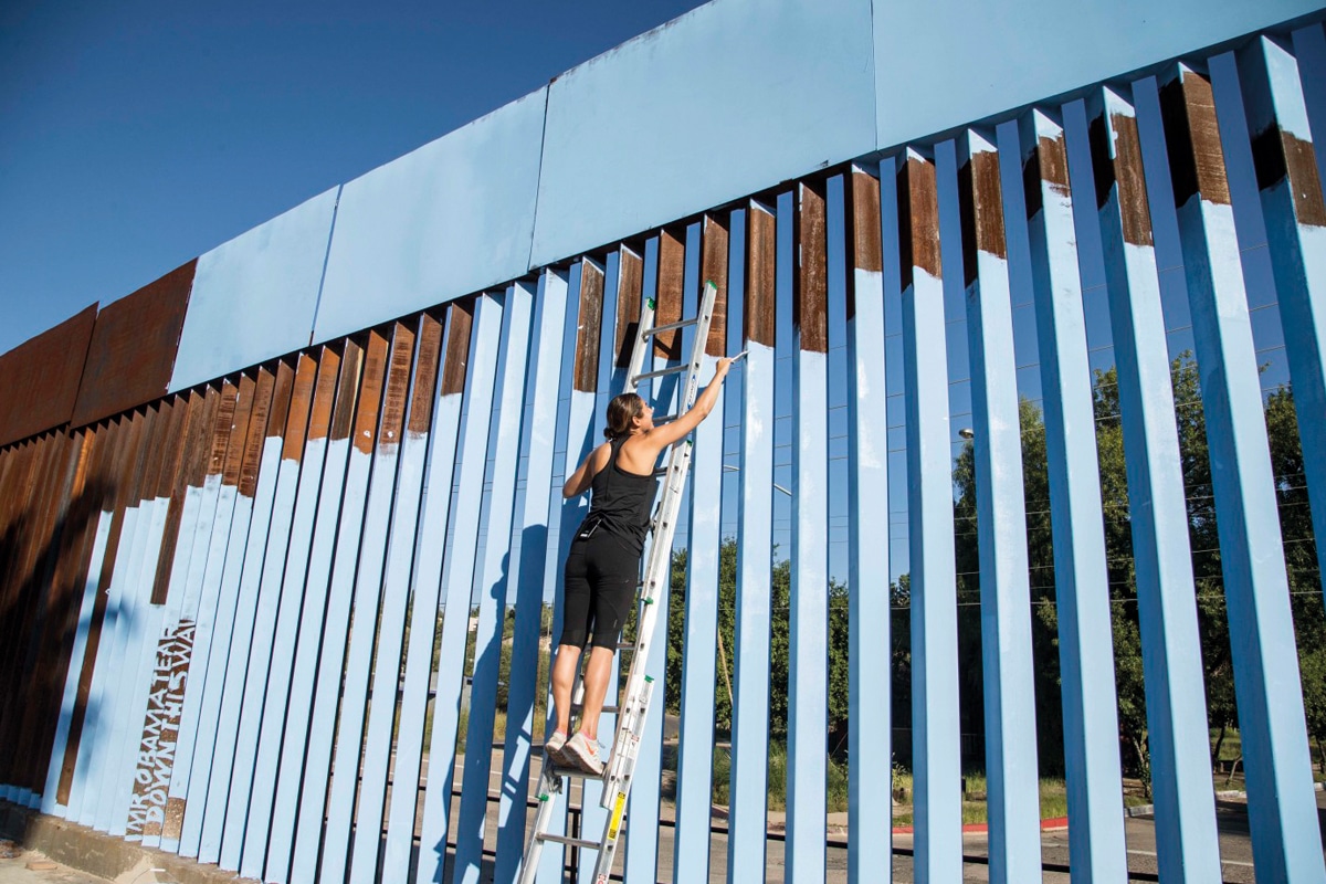La mexicana que pintó el cielo en el muro fronterizo