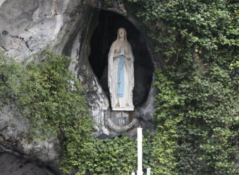 Únete al Rosario por los enfermos a la Virgen de Lourdes