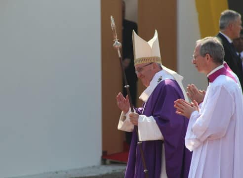 El Papa pide orar por encuentro para la protección de menores