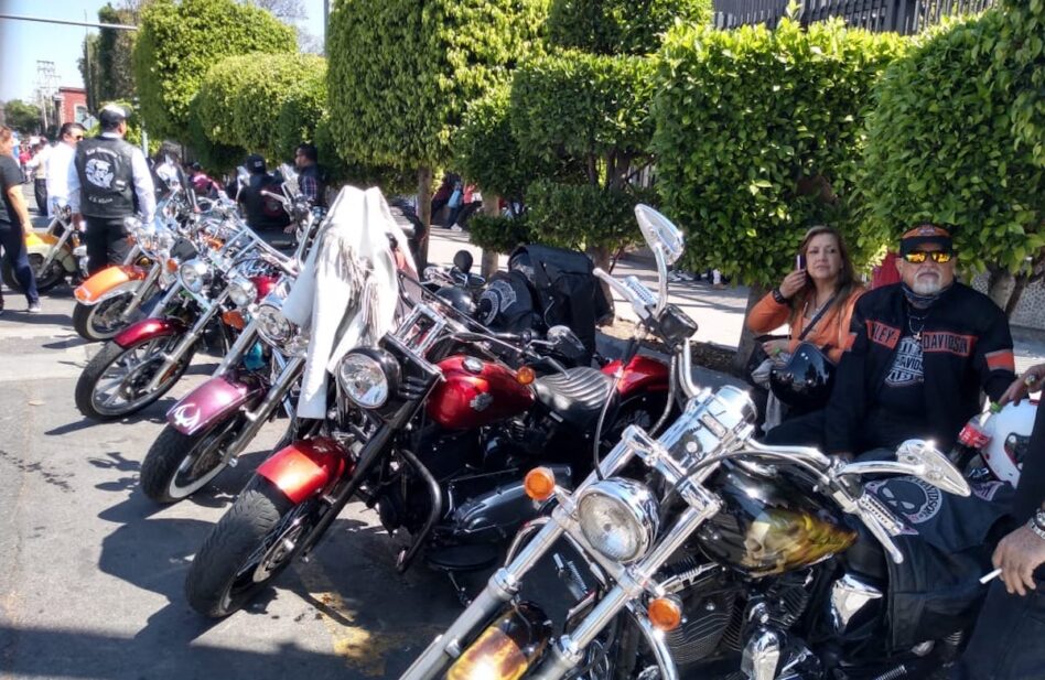 Motociclistas piden a la Guadalupana que les bendiga sus cascos