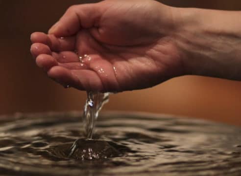 ¿Por qué los fieles se mojan con agua bendita las manos y la frente?