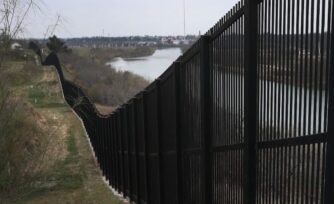 Obispos de México y EU convocan reunión de emergencia contra muro