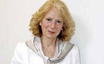 La Misericordia de Dios guía los trazos de esta pintora