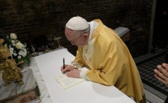 El Papa firmó la Exhortación Apostólica sobre jóvenes