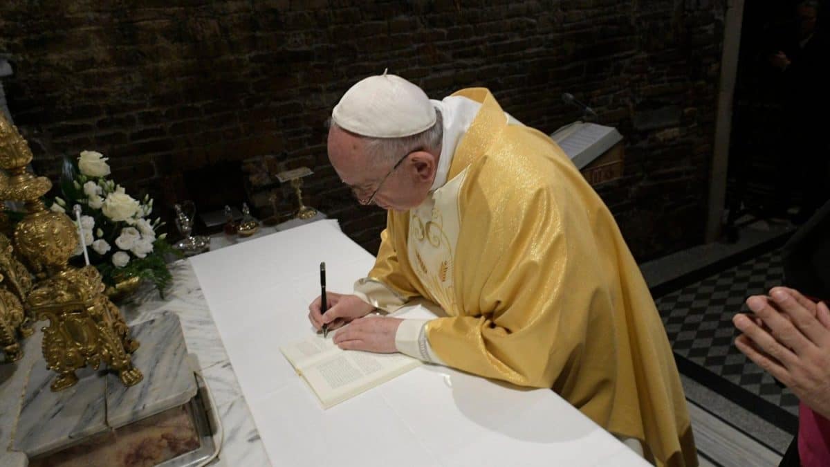 El Papa firmó la Exhortación Apostólica sobre jóvenes