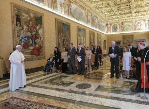 El Papa Francisco pide mirar al mundo con ojos de mujer