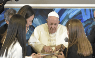 Con un clic, el Papa inaugura proyecto 'Programando la paz'