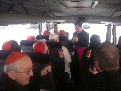 El Papa en autobús rumbo a Casa Santa Marta