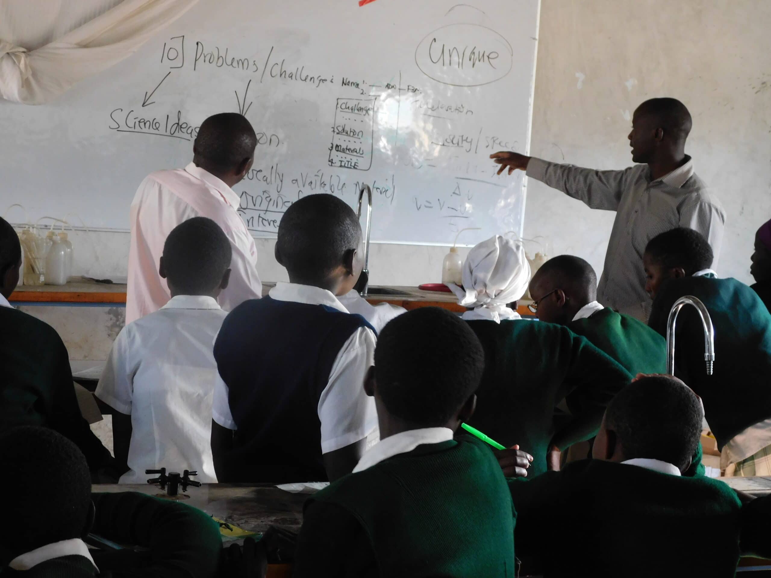 Peter Tabichi en una de sus clases. Foto: Global Teacher Prize